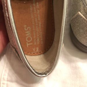 Toms Shoes - Youth Girls Toms silver glitter shoes Toms Shoes - Youth Girls Toms silver glitter shoes